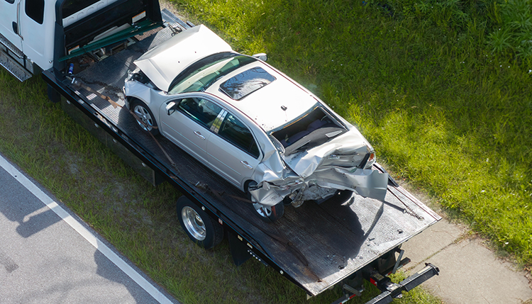 Un coche siniestrado es transportado por un vehículo de asistencia en carretera