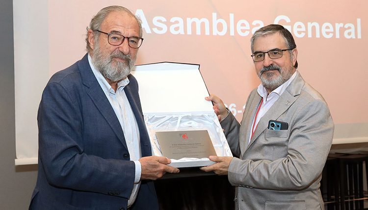 El homenajeado, Alejandro Izuzquiza, recibe una placa de manos del presidente de APCAS, Francisco de la Puente.