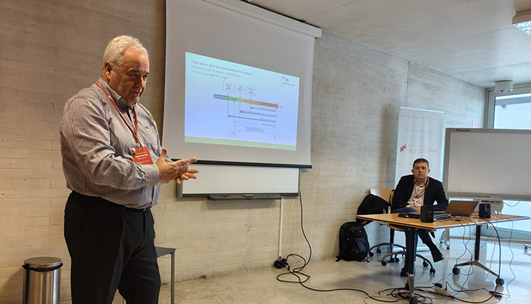 Gerardo Rodríguez, en primer término, durante la jornada. Sentado, Amando Peydró.