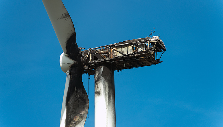 Un aerogenerador tras sufrir un incendio