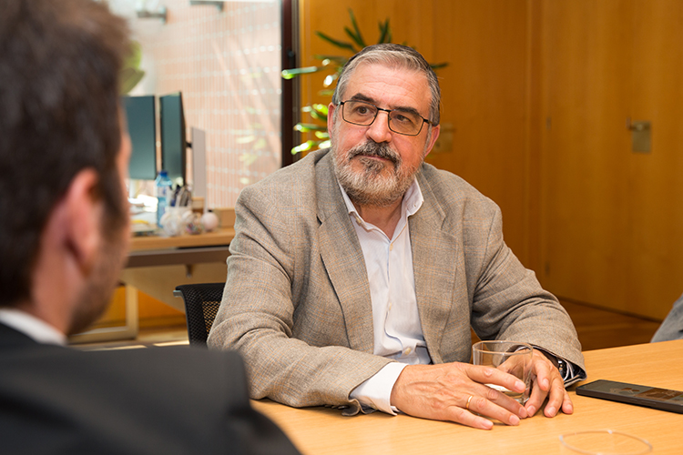 Francisco de la Puente, presidente de APCAS, durante su encuentro con Joan Manuel Castells, director general de FIATC Seguros