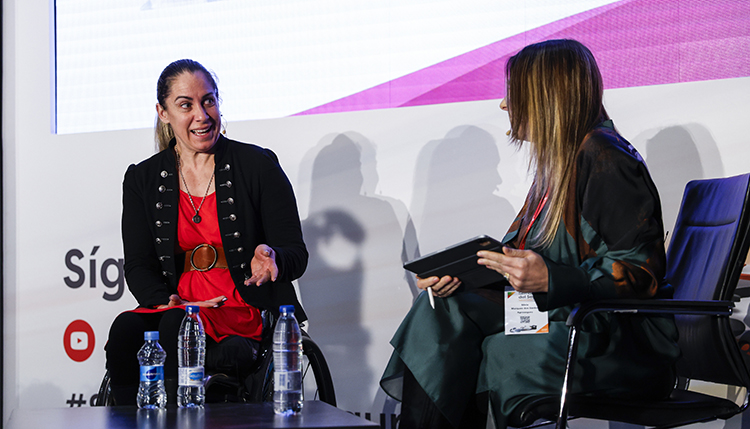 La atleta paralímpica Carmen Giménez, entrevistada por Silvia Marques, directora de Producción y Comunicación de Agroseguro