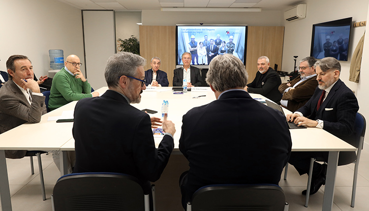 Mesa debate sobre el papel de los proveedores del Seguro