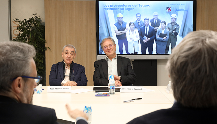Los moderadores del debate Juan Manuel Blanco, director editorial de INESE, y Carlos Alonso, gerente de APCAS y director de PERICIA durante el debate.